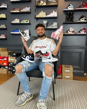 Mathias Lammari Instagram - ✨JEU CONCOURS ✨

Vous êtes déjà plus de 100 000 et je tenais à vous remercier 🙏🏼
Quand j’ai commencé cette aventure je me sentais tout petit... petit dans un monde où je n’étais pas sûr de comprendre les codes, pas sûr de dire ce qu’il fallait et pas sûr de vous plaire tout simplement...❤️

 Bon fini le bla bla, j’ai une surprise pour vous 😁

✨ Pour les fêtes de Noël , j’ai décidé avec de vous faire gagner 5 paires de sneakers exclusives. En tant qu’ancien gardien de musée je me dois de glisser une place de musée dans chacune des boites de chaussures👟

🎁Chaque gagnant recevra une paire de sneakers et une place pour visiter un grand musée parisien 🎉🎉🎉🎊

Pour valider ta participation :
1️⃣ Abonne toi à @mathias.lammari 
2️⃣ Commente ta pointure et mentionne deux amis en commentaire 
3️⃣ Pour avoir plus de chance de gagner : Partage le post en story en mentionnant @mathias.lammari 

🚨Tirage au sort et annonce des gagnants lundi 14 Décembre à 21H