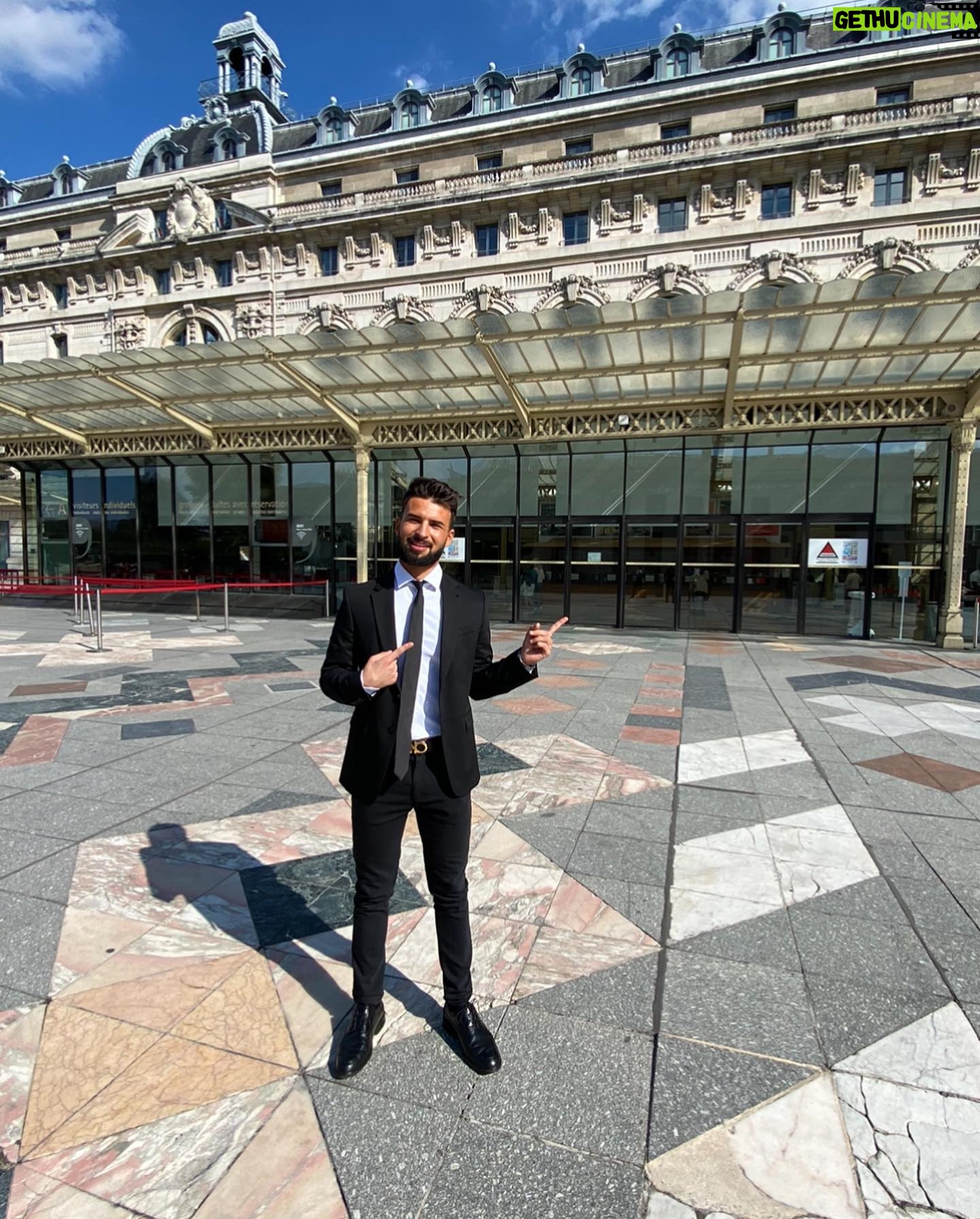 Mathias Lammari - 53.3K Likes - ✨JEU CONCOURS ✨
Vous êtes déjà plus de 100 000 et je tenais à vous remercier 🙏🏼
Quand j’ai commencé cette aventure je me sentais tout petit... petit dans un monde où je n’étais pas sûr de comprendre les codes, pas sûr de dire ce qu’il fallait et pas sûr de vous plaire tout simplement...❤️
Bon fini le bla bla, j’ai une surprise pour vous 😁
✨ Pour les fêtes de Noël , j’ai décidé avec de vous faire gagner 5 paires de sneakers exclusives. En tant qu’ancien gardien de musée je me dois de glisser une place de musée dans chacune des boites de chaussures👟
🎁Chaque gagnant recevra une paire de sneakers et une place pour visiter un grand musée parisien 🎉🎉🎉🎊
Pour valider ta participation :
1️⃣ Abonne toi à @mathias.lammari
2️⃣ Commente ta pointure et mentionne deux amis en commentaire
3️⃣ Pour avoir plus de chance de gagner : Partage le post en story en mentionnant @mathias.lammari
🚨Tirage au sort et annonce des gagnants lundi 14 Décembre à 21H