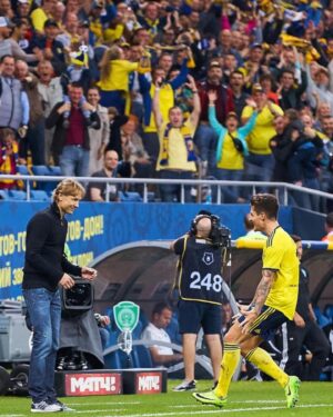 Mathias Normann Instagram - Thank you for everything coach and the special bond, good luck and i wish you all the best🙏🏽💛💙

#normann #karpin