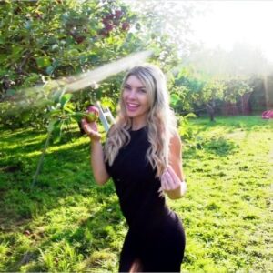 Mathieu Cyr Instagram - Tag quelqu'un qui trippe à aller aux pommes! 🤣👍