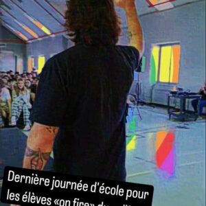 Mathieu Cyr Instagram - Mon dernier show de 2023!  On termine ça en beauté avec un spectacle-conférence devant des élèves incroyables! 🔥🔥🔥 J'en profite pour souhaiter de joyeuses fêtes à tous les élèves et le personnel des établissements scolaires du Québec. Je vous souhaite une 2024 moins chaotique que cette fin 2023... En attendant, reposez-vous bien! ❤️
#conférence #humour #école #Québec #Qc
🏫 @collegemsl 🙌 📸 @ashleyjade.lussier