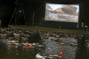 Mathieu Cyr Instagram - Regarder le film «Jaws»... Le soir... Dans l'eau... 😳 Pour toi, c'est oui ou c'est non? On passe au vote! 🤔🤣 
.
#Jaws #gameon #lol #ptp #pourtoi #foryou #foryoupage #fyp 
Merci à Maxime B. pour la 📷