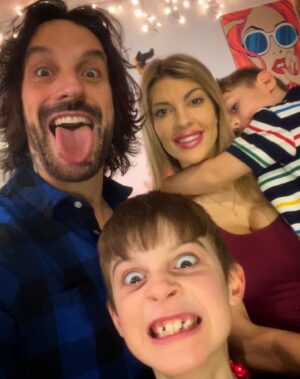 Mathieu Cyr Instagram - Ma gang vous souhaite de passer un joyeux temps des fêtes! Profitez-en!! xx🤘🎅🏻❤️