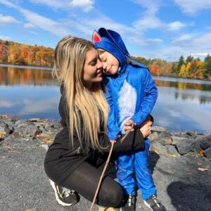 Mathieu Cyr Instagram - C'est une journée spéciale aujourd'hui!! WOUHOU!!
.
C'est la fête de mon amoureuse, ma complice, ma partenaire de vie et de carrière, avec qui on peut mener de front 800 projets! Une femme forte, une blonde aimante (Dans le sens qu'elle m'aime. Pas dans l'sens que son chest attire le métal), une mère et une belle-mère dévouée comme c'est pas possible.

À chaque jour, cette personne incroyable me motive, me supporte et m'aide à trouver mes clés. 
.
Bonne fête @ashleyjade.lussier !! 🎉🎉🎉 Je sais que tu te trouves vieille à 30 ans (voyons donc viarge!!🤦🏻), mais t'inquiètes; devant toi, t'as encore plein de belles années. Et à tes côtés, t'as un gars qui se sent choyé de les partager avec toi. ❤️ BONNE FÊÊÊÊTEEE!!! xxx
.
PS: Souhaitez-y bonne fête dans les commentaires, elle va les lire tous, c'est certain. Elle a juste ça à faire, dans sa vie de p'tite vieille! 🤣🤣