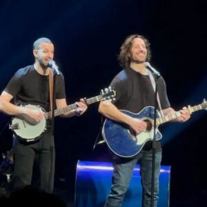 Mathieu Cyr Instagram - WOW!! Soirée de fou hier  dans un @theatrepetitchamplain rempli à ras bord d'un public de 🔥🔥🔥!! Merci Québec!! Les billets pour le 16 avril sont maintenant disponibles en ligne. À bientôt! www.avantlafindumonde.ca