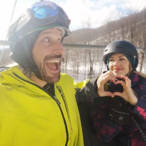 Mathieu Cyr Instagram - On est quétaine pis on s'assume. 🤷‍♂️🤣 Bonne St-Valentin! 💘🦄 #LoveIsInTheChairlift Je t'aime @ashleyjade.lussier ♥️