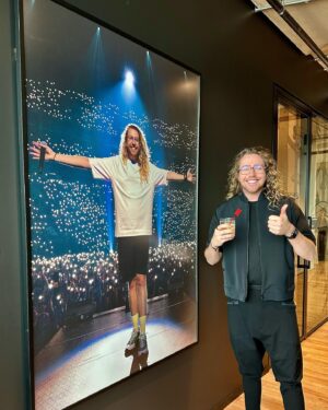 Mathieu Dufour Instagram - J’étais à l’ouverture des nouveaux bureaux de Netflix Canada hier à Toronto et j’en reviens pas encore d’avoir ma photo affichée en gros sur un des murs ! Merci ❤️ Thanks for having me @netflixca