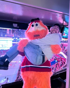 Mathieu Dufour Instagram - Swipe pour voir à quel point j’étais pas confiant que Youppi allait pouvoir me prendre dans ses bras 🧡