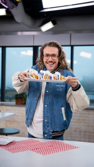 Mathieu Dufour Instagram - Merci pour cette première édition plus grande que nature. On se dit à l’année prochaine? 😬🌭 

🎥 @felsimard / @mrthomasbedard
