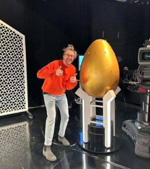Mathieu Dufour Instagram - AM I DREAMING 🐓🥚🐓🥚 (écoutez la poule dimanche je pense qu’on me voit brasser une pancarte pour que la personne choisisse l’œuf😂) PS j’ai pas joué pour vrai c’était une répétition hihi