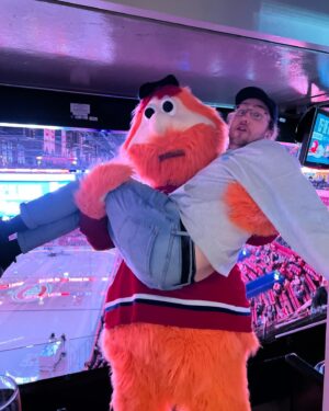 Mathieu Dufour Instagram - Swipe pour voir à quel point j’étais pas confiant que Youppi allait pouvoir me prendre dans ses bras 🧡
