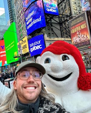 Mathieu Dufour Instagram - J’en ai vécu des choses surprenantes dans ma vie, mais de me faire inviter par Bonhomme Carnaval à New-York ça bat des records. Quand tu reçois ce genre de DM, tu poses pas de question pis t’embarques dans l’avion. ❄️