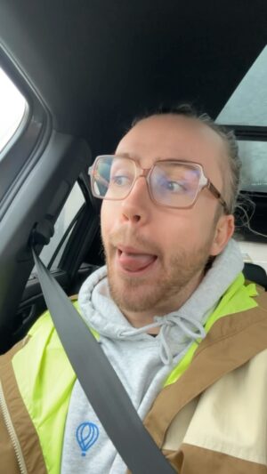 Mathieu Dufour Instagram - C’est sur que je suis le seul à faire ça 🤡