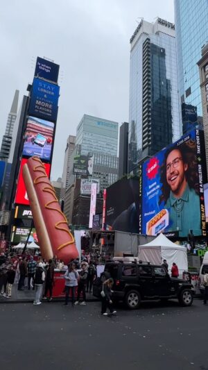 Mathieu Dufour Instagram - Que les festivités du 6 mai commencent 🗽🌭🎉 #journéequébécoisedusteamé