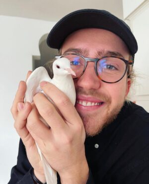 Mathieu Dufour Instagram - 🕊2015-2022 @rubylacolombe 🕊

Je pensais pas m’attacher autant à un oiseau acheté sur Kijiji à 4h du matin pompette. Je vais m’ennuyer de toi pis de ton petit criss de rire de Satan. J’espère que tu vas continuer à être aussi badass et cool au paradis ma chum. BIG LOVE RUB ❤️