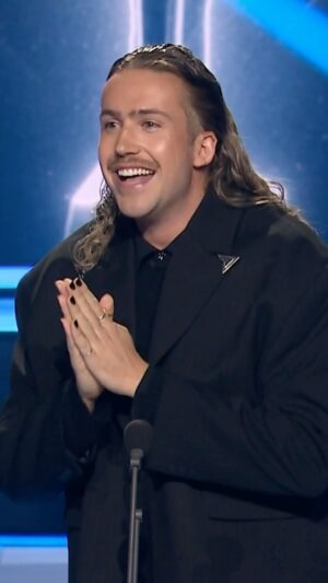 Mathieu Dufour Instagram - L’Olivier de l’année est remis à @mathduff ! 🎉

Écoutez le gala intégral en rattrapage sur @icitoutv !