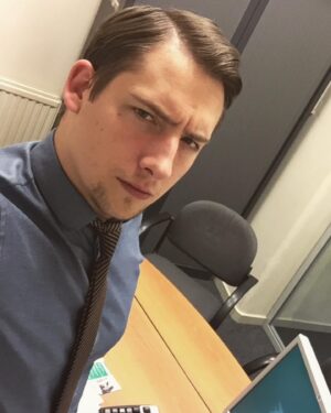 Mathieu Jonckheere Instagram - Le 28 juin 2014 je poste ma toute première vidéo sur YouTube.
9 ans plus tard, l’heure est venue de déterrer quelques archives…
1~ Je passe mon entretien pour bosser dans une banque. Si vous pensez que je suis né en sachant quoi faire de ma vie, zoomer sur ma face.
2~ J’ai trouvé un concept jamais vu sur YouTube. Les américains peuvent aller se coucher.
3~ « Attends on avait pas une bête de concept, pk j’conclus encore des assurances incendies moi ici ? »
4~ Mon premier setup (rincé).
5~ Ça va mal finir cette histoire.
6~ J’prends la confiance en bad bitch blanche neige. Tant qu’à y aller allons-y gaiement.
7~ Mon boss est tombé sur ma vidéo de blanche neige. Faut que je dégage asap.
8~ Petit à petit le concept a pris. J’remets ma démission avec un plaisir non dissimulé après 2 ans et demi de bons et loyaux services.
9~ YouTube est sous article 13 (= ça crie à la fin du game à l’époque). J’viens de passer de 2 à 1 seul temps plein. Mes parents ont les fesses qui tremblent pour moi. Mais ça va bien se passer j’le sens bien.

Bon anniversaire à moi, mais surtout à vous et votre soutien infaillible. Sans vous, c’est sans moi.

C’est que le début croyez-moi ❤️