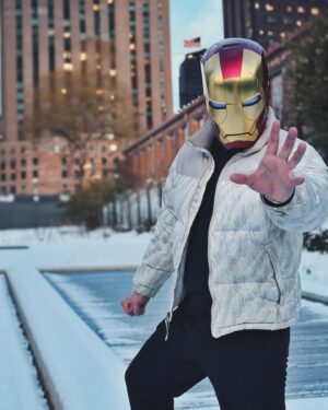 Mathieu Jonckheere Instagram - 🎁 CONCOURS 🎁
J’vous fait gagner le casque Mark V d’Iron Man, avec ouverture électronique et commande vocale.
Comme promis, c’est ni plus ni moins que le casque qu’on a découvert ensemble dans ma dernière vidéo !
Allez la mater pour le découvrir (et voir à quel point Jarvis est un capricieux).

Pour participer, c’est simple ⬇️ :
- Abonne toi à ma chaîne YT et mon Insta.
- Like ce post et Tag 1 ami(e) qu’aurait bien besoin d’un casque.
- Promet moi que t’essayeras pas de le mettre sur ton clébard.

J’annoncerai moi-même le gagnant dans 72h en stories ⏱️🔥

Good luck mes amis 🫶