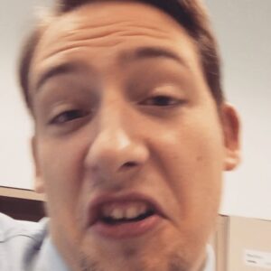 Mathieu Jonckheere Instagram - Le 28 juin 2014 je poste ma toute première vidéo sur YouTube.
9 ans plus tard, l’heure est venue de déterrer quelques archives…
1~ Je passe mon entretien pour bosser dans une banque. Si vous pensez que je suis né en sachant quoi faire de ma vie, zoomer sur ma face.
2~ J’ai trouvé un concept jamais vu sur YouTube. Les américains peuvent aller se coucher.
3~ « Attends on avait pas une bête de concept, pk j’conclus encore des assurances incendies moi ici ? »
4~ Mon premier setup (rincé).
5~ Ça va mal finir cette histoire.
6~ J’prends la confiance en bad bitch blanche neige. Tant qu’à y aller allons-y gaiement.
7~ Mon boss est tombé sur ma vidéo de blanche neige. Faut que je dégage asap.
8~ Petit à petit le concept a pris. J’remets ma démission avec un plaisir non dissimulé après 2 ans et demi de bons et loyaux services.
9~ YouTube est sous article 13 (= ça crie à la fin du game à l’époque). J’viens de passer de 2 à 1 seul temps plein. Mes parents ont les fesses qui tremblent pour moi. Mais ça va bien se passer j’le sens bien.

Bon anniversaire à moi, mais surtout à vous et votre soutien infaillible. Sans vous, c’est sans moi.

C’est que le début croyez-moi ❤️