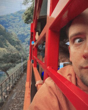 Mathieu Jonckheere Instagram - Résumé de ce voyage incroyable :
-Boire le thé avec une grand-mère japonaise rencontrée dans le bus
-Accepter un street shooting en pleine rue
-Faire d’un bar à Kyoto son nouveau QG
-Terminer foutu dans un karaoke avec des salarymen japonais
-Assister au lever du soleil en pleine montagnes japonaise
-Vivre chez l’habitant et partager (bcp) de saké
-Retrouver son chemin grâce à une écolière avec une peluche sur la tête
-Se lier d’amitié avec un barman
-Survivre à un Rafting classe IV
-Kiffer les rues de Kyoto comme si c’était la première fois
-Se remettre la même mine qu’il y’a 5ans, avec le même proprio d’un karaoké 
-Chopper une carte Pokémon rare alors que j’y connais rien
-Vivre la Ramen Vie
-…

Bref.
C’est la fin du trip.
Allez au Japon ou ailleurs, mais voyagez bon sang.
Mnt back to work 🔥🔥