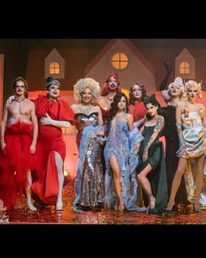 Mathieu Jonckheere Instagram - Découvrez la naissance de Ruby Gaga et de son boule anormalement bas dans la dernière vidéo de @gaellegd !

Plongeon incroyable dans l’univers drag, propulsé par le talent de @mademoiselleboop au makeup !

Si un réal veut faire un remake de Madame Doubtfire ou Tootsie, je suis désormais prêt hahaha.

Bonnes fêtes les amis !