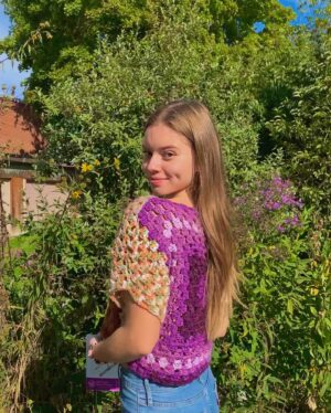 Matia Jackett Instagram - Granny square nip slip top made by moi - happy fall… y’all 💜🍂🤎 

#crochet #crocheting #grannysquare #grannysquares #crochetaddict