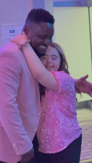 Matias Damásio Instagram - AMOR PURO E VERDADEIRO ❤️
Que coisa mais doce , gira e fofa essa iluminada menina ÍRIS 
um verdadeiro anjo que veio assistir e dançar comigo no concerto deste fim de semana em MOURA , Alentejo 
GRATIDÃO 

Deus no comando 🙏