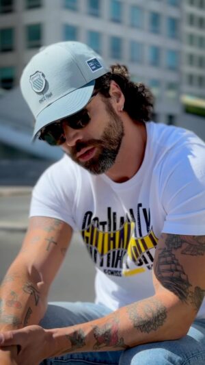 Matías Novoa Instagram - Tu look, tu estilo… elige #Kswiss

#KSwissStyle #ComfortInMotion #AuthenticFootwear #StepIntoComfort #QualityDesigns #UrbanElegance