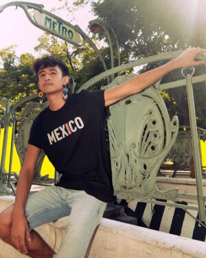 Matraka Traka Instagram - Me uno a la celebración de la iconicidad de mi país México 🇲🇽 y lo chingones que somos con estas piezas especiales: las City Tees de @levismx que ya están disponibles en tiendas Levi's, departamentales selectas y en levi.com.mx 
Sé icónicx y únicx #LiveInLevis