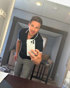 Matt Lanter Instagram - Trailer selfies are hard. Also, apparently I’m playing a velociraptor. Look at that talon! 🦖🦖