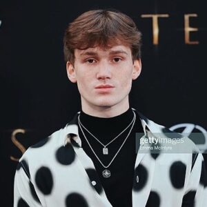 Matt Lintz Instagram - @marvelstudios x @eternals 🖤
@sandroparis x @allsaints 🖤