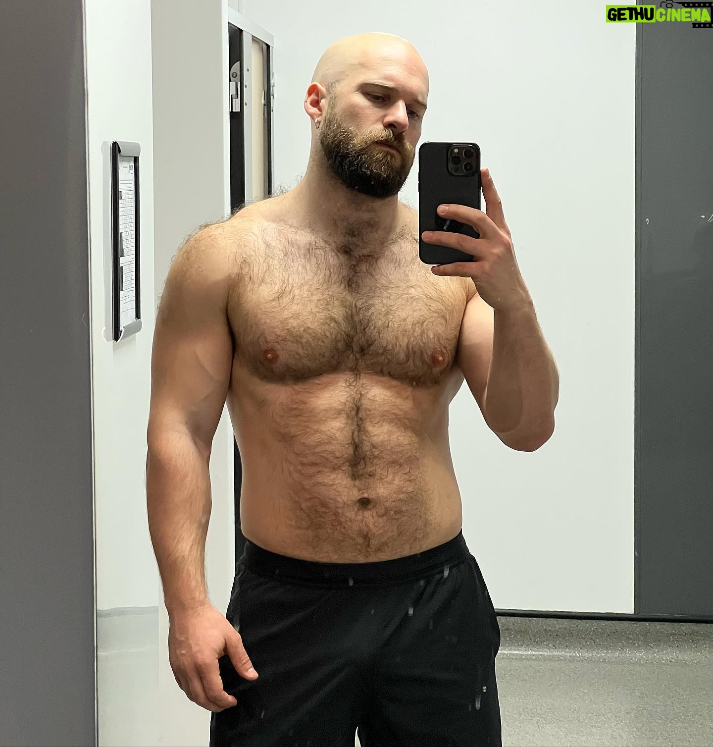 Matt Lister - 9.1K Likes - Thirst trapping on Xmas-eve-eve.
Been absolutely hammering the gym before travelling to Rio next week for new years, 8 weeks of being so anal with my programming because I wanted some sickening new pics on the beach there… turns out it’s guna rain the entire time we’re there so YAY. FML. Cancel everything 🤣💀
Who’s going to be there to dance in the rain with us?! 🇧🇷💃🏼🏝
