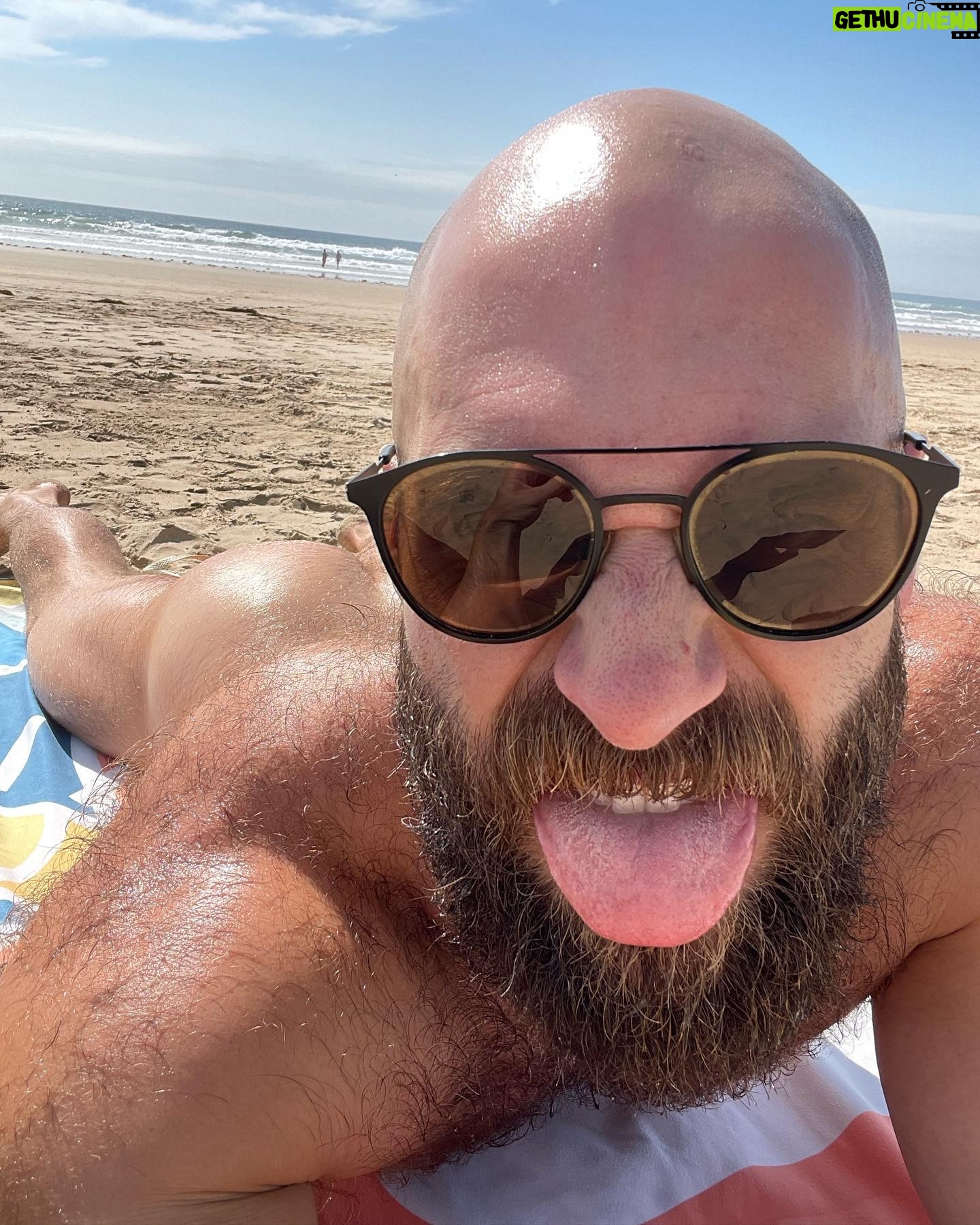 Matt Lister - 8.9K Likes - This pic at the beach is entirely relative to my leg day session this morning at the gym and not at all a shameless plug for you to head over to my fans page via the link in my bio. See, there’s at least one glute in this pic. #linkinbio #beachday #peachy