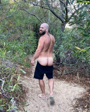 Matt Lister Instagram - You didn’t even notice I painted the other guy out of the pic did you… 

🤣😜 have a cheeky weekend! 🍑💃🏼❤️

#linkinbio #iykyk #praia19