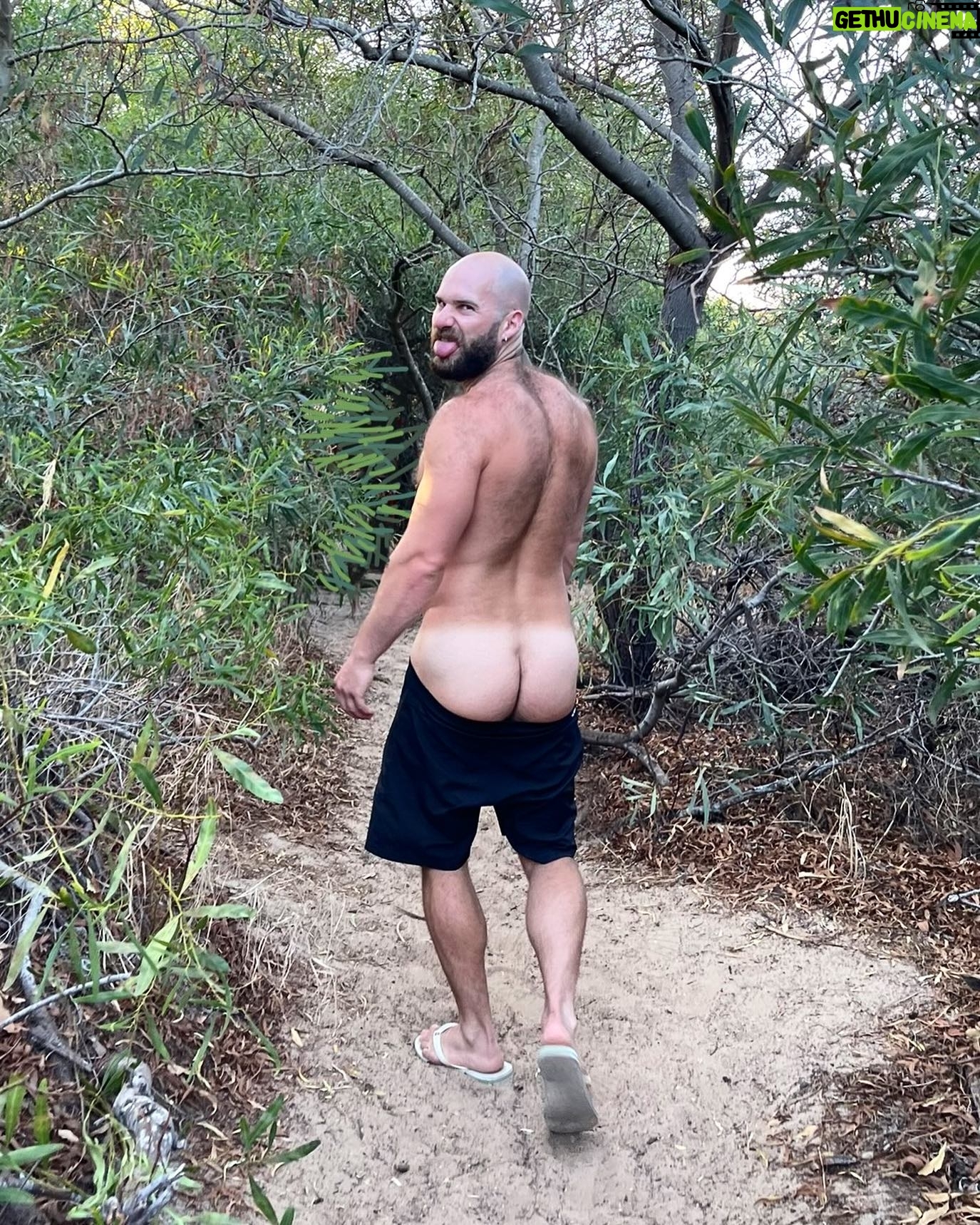 Matt Lister - 8.8K Likes - You didn’t even notice I painted the other guy out of the pic did you…
🤣😜 have a cheeky weekend! 🍑💃🏼❤️
#linkinbio #iykyk #praia19