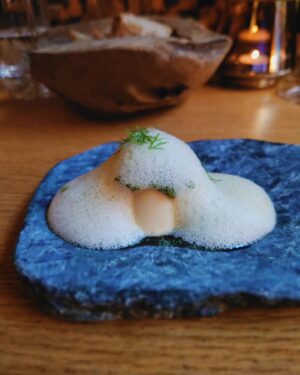 Matt Pardus Instagram - Dnes jsme opět navštívili @vzatisi_restaurant, kde jsme ochutnali speciální menu od michelinského šéfkuchaře @baptiste_renouard.off, které se v v Zátiší nyní podává až do 9.9. 😉 Tak pokud nemáte zrovna cestu do Francie, skočte si do této vynikající pražské restaurace na tohle menu a pokud váháte, tady máte malou ochutnávku a větší ve stories ❤️