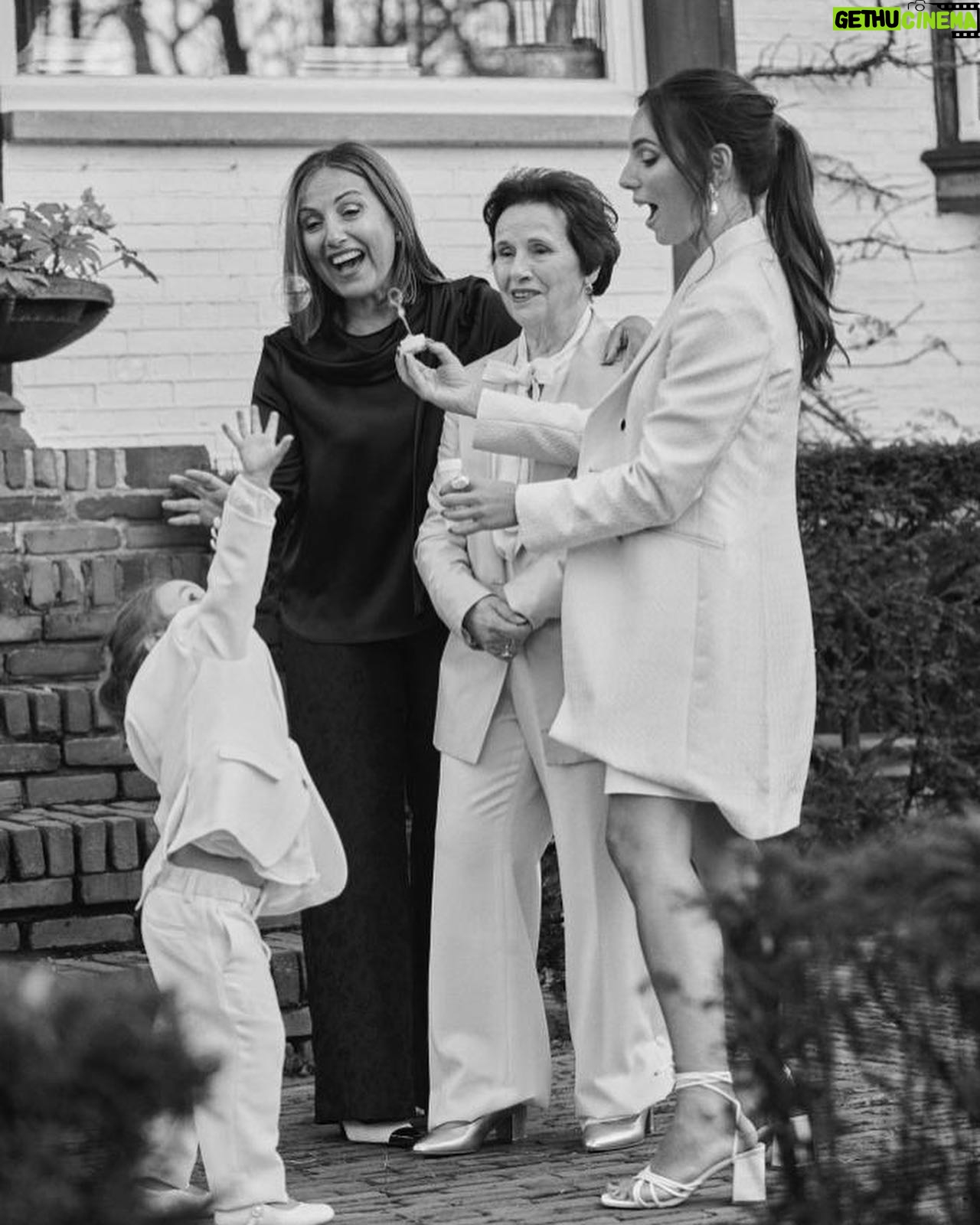 Matteo Simoni - 11.6K Likes - .
La bisnonna Giulia
La nonna Anna
Lāamore Loredana
La figlia Giulia
ā„ļø
@pursuit.femmes
#fourgenerationsofwomen