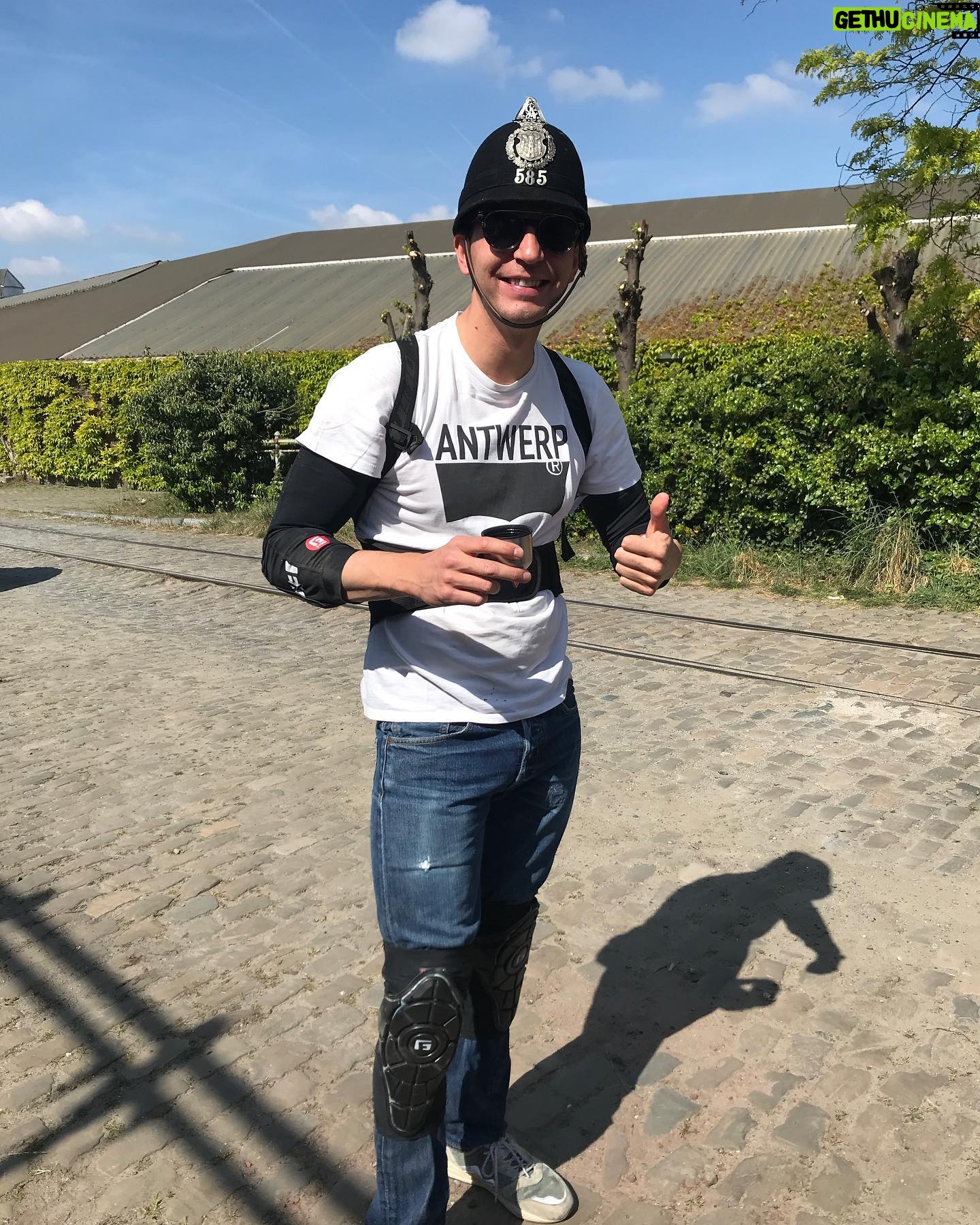 Matteo Simoni - 10.7K Likes - Lodeās avonturen š
-Lode met bril en āsmosā-snor.
-Lode met neus van De vinger.
-Lode met vlees aan oor.
-Lode met zijn vriend Wil in de regen.
-Lode met knielappen en helm.
-Lode waant zich een Beatle.
-Lode op de set van The sound of Music.
-Lode met fake-kind in Polen.
-Lodeās kapsel op de foto met Kevin de Bruyne.
-Lode NU IN DE CINEMA met zijn zus en beste vriend!
@wil_defilm š¹