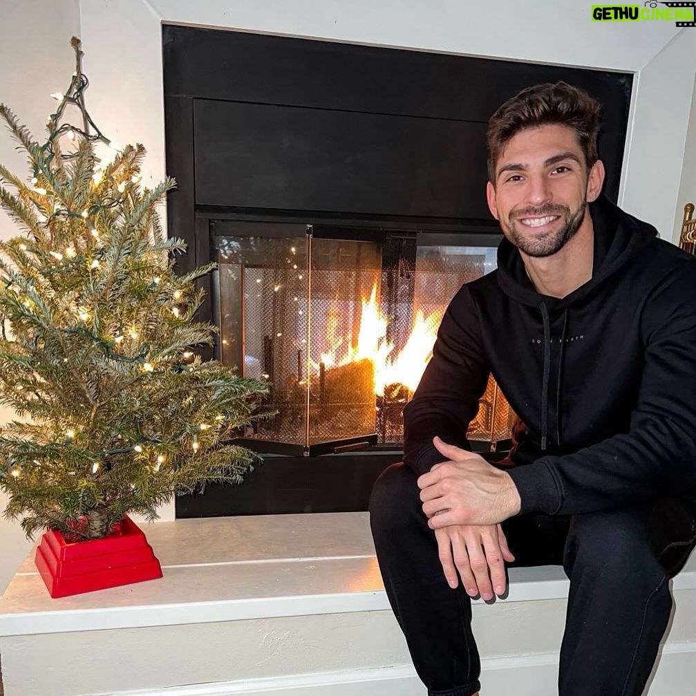 Matthew Andrews - 3 Likes - Getting COZY by the fire 🔥
#cozyearth #sleepcozyearth #winter #loungewear