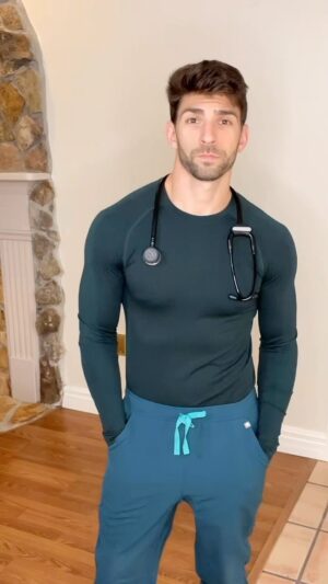 Matthew Andrews Instagram - FIRE 🔥 NEW SCRUBS

#nurse #wearfigs #reels #instagram #figsambassador