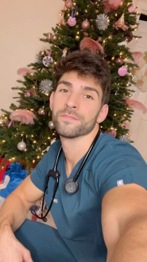 Matthew Andrews Instagram - Happy Holidays, Everyone! 🎄🎁🎅🏻

#wearfigs #figsambassador #merrychristmas #happyholidays