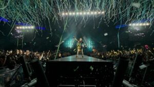 Matthew Bellamy Instagram - A hot and sweaty end to our summer tour in Kuala Lumpar, great crowd, terima kasih ❤️ 📸 @bitton