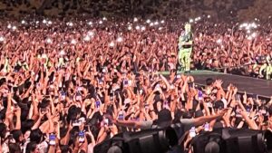 Matthew Bellamy Instagram - A hot and sweaty end to our summer tour in Kuala Lumpar, great crowd, terima kasih ❤️ 📸 @bitton