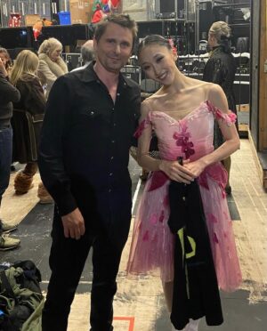 Matthew Bellamy Instagram - Was an honour to meet Muse fan @minjukang._ of @englishnationalballet performing The Nutcracker recently.  And Lovella got to meet The Mouse King!