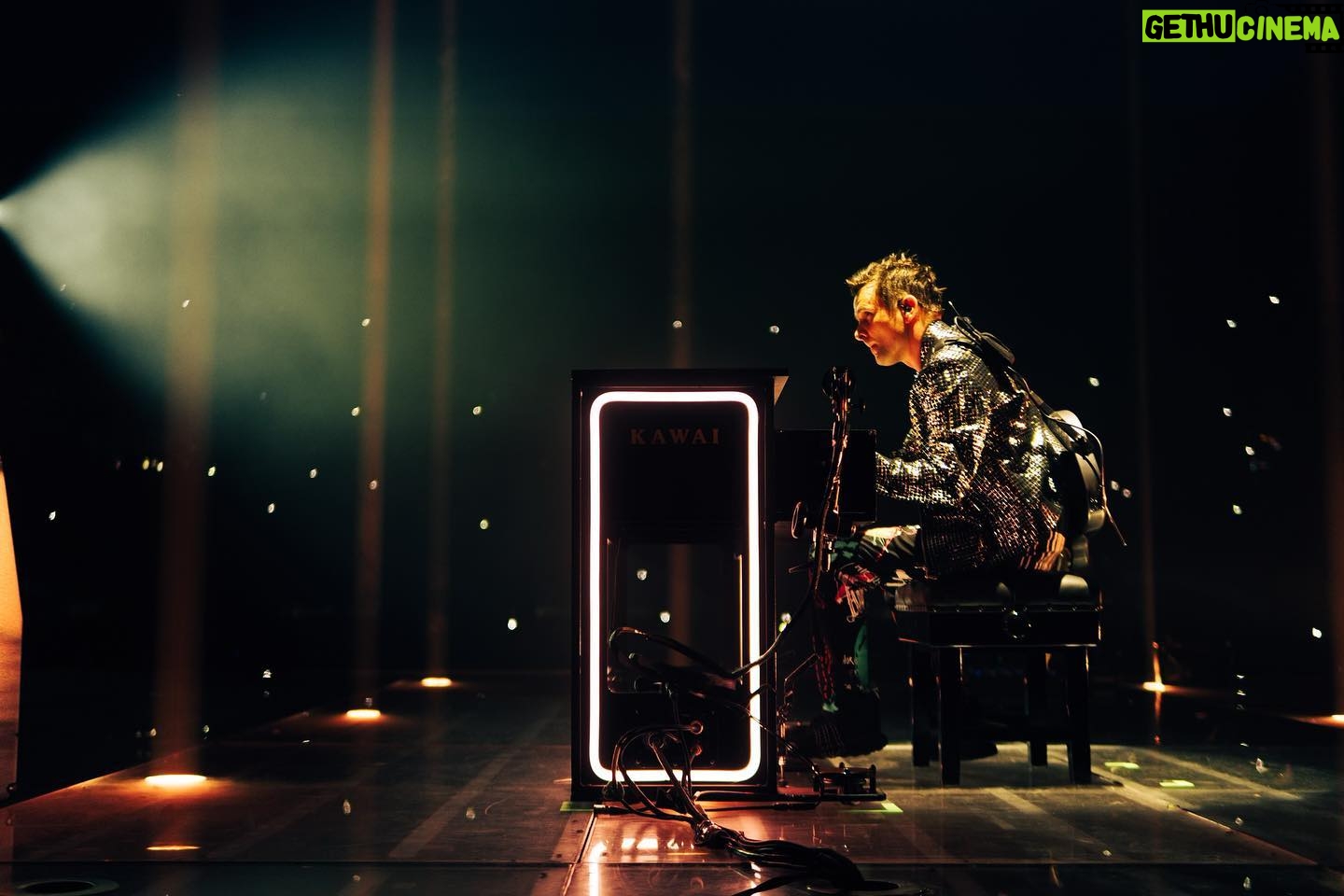 Matthew Bellamy - 26K Likes - Merci Bordeaux! Lovely surprise with coordinated fan light show š«š· ā¤ļø