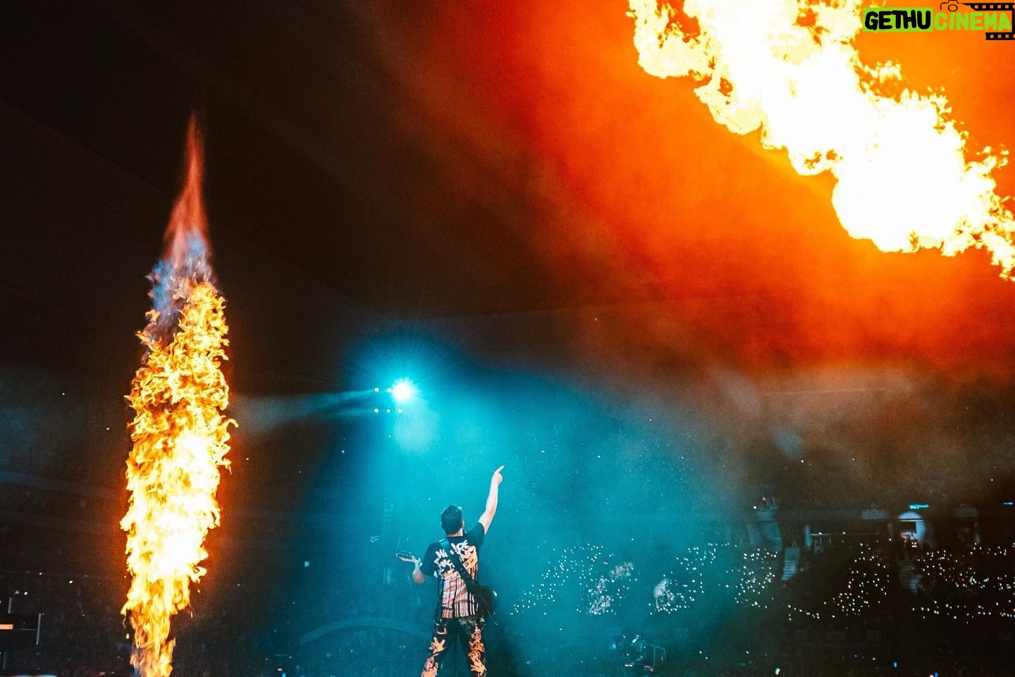 Matthew Bellamy - 26K Likes - Merci Bordeaux! Lovely surprise with coordinated fan light show š«š· ā¤ļø
