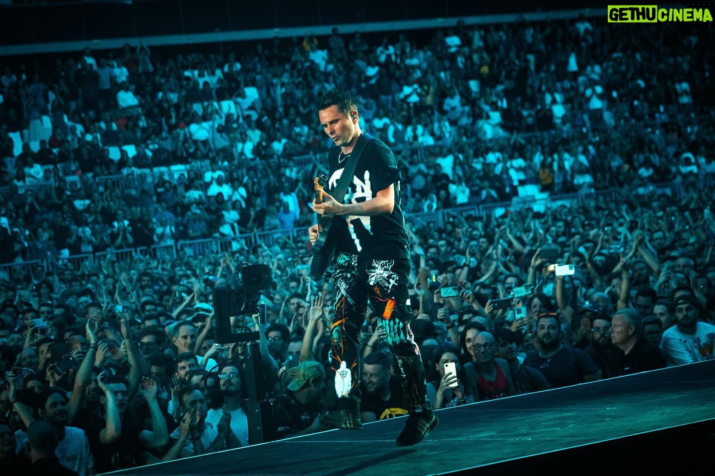 Matthew Bellamy - 26K Likes - Merci Bordeaux! Lovely surprise with coordinated fan light show š«š· ā¤ļø