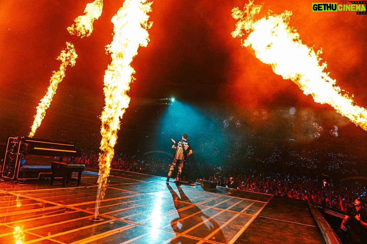 Matthew Bellamy - 26K Likes - Merci Bordeaux! Lovely surprise with coordinated fan light show š«š· ā¤ļø