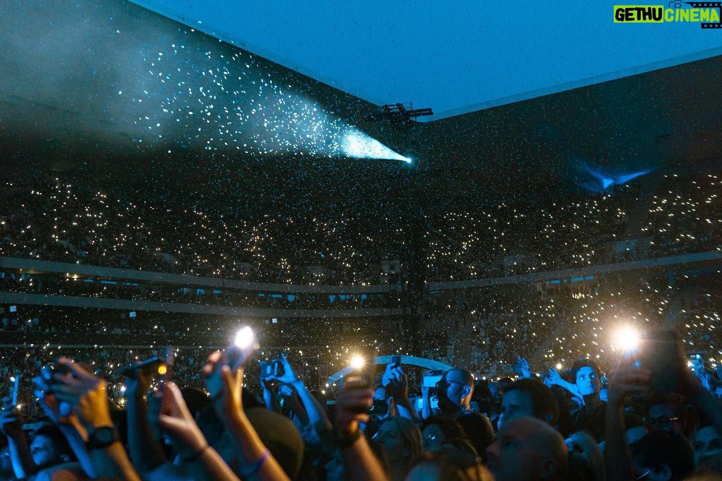Matthew Bellamy - 26K Likes - Merci Bordeaux! Lovely surprise with coordinated fan light show š«š· ā¤ļø