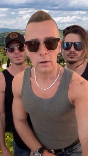 Matthew Lawrence Instagram - Out of ideas! 🤣🤪 #thisisus #dance #point #flex #bros #pose #humpday